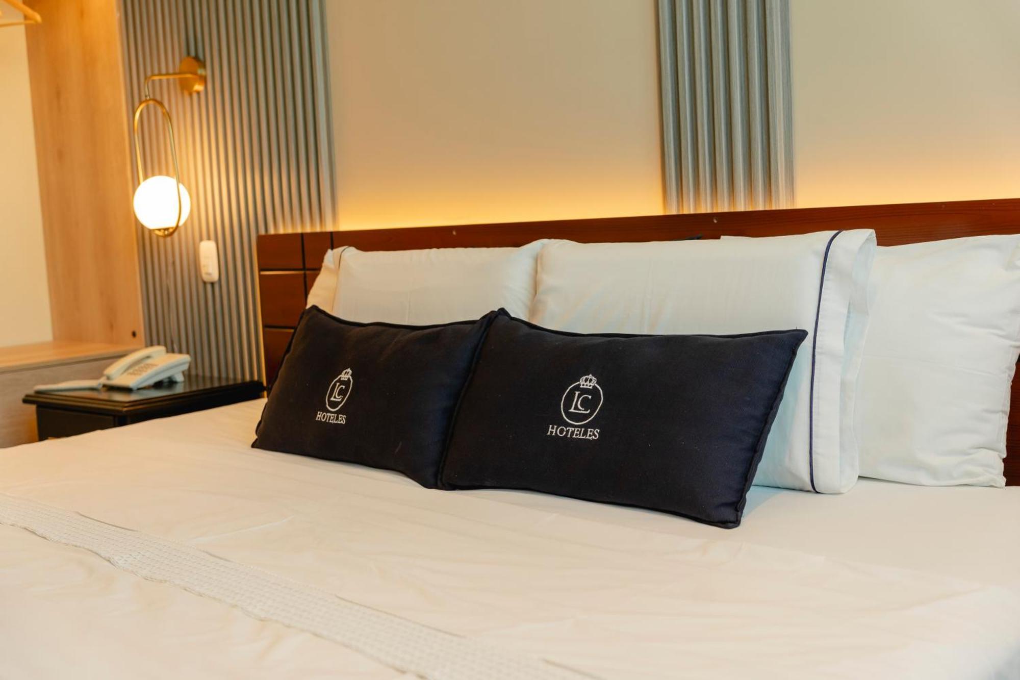 Lc Hoteles Piura Luaran gambar