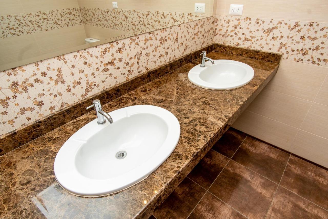 Lc Hoteles Piura Luaran gambar